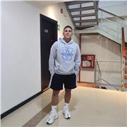 Profesor de futbol imparte clase personalizadas para niños